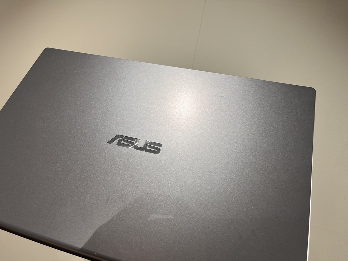 Asusのパソコンを背面から撮った写真