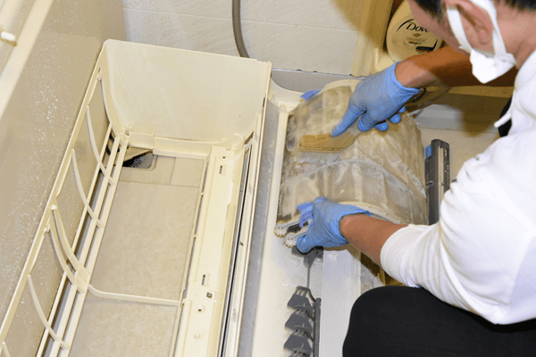 くらしのマーケットで頼んだエアコンクリーニング業者はお掃除機能つきエアコンのパーツをお風呂場であらっている様子