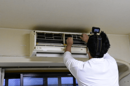 くらしのマーケット お掃除機能つきエアコン分解の様子