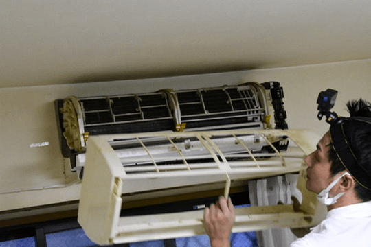 くらしのマーケット お掃除機能つきエアコン分解の様子