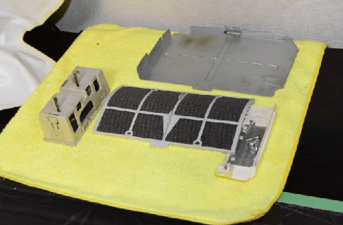 くらしのマーケット お掃除機能つきエアコンの分解したパーツ 業者がきれいに並べている