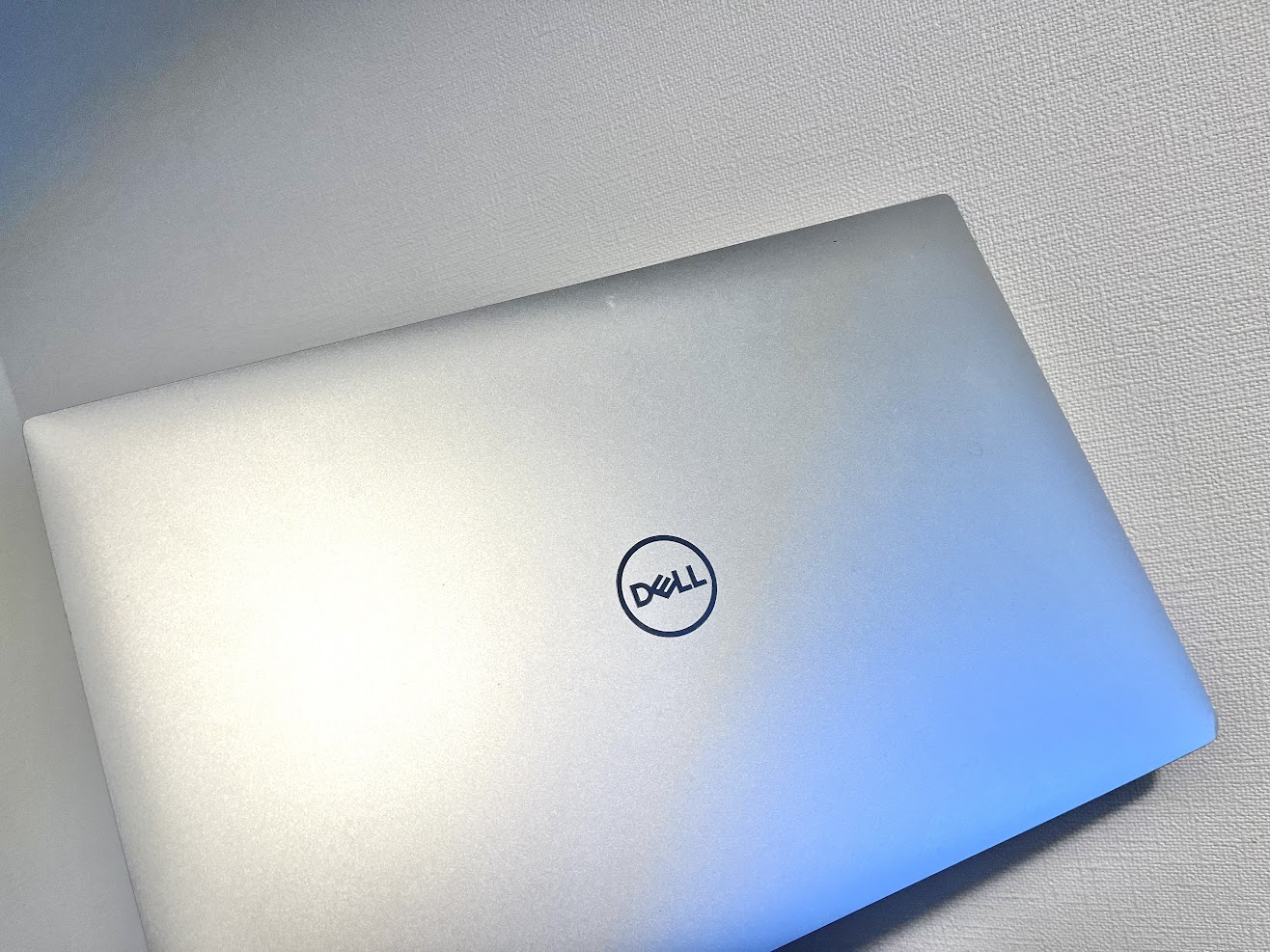 DELLのノートパソコン背面の写真