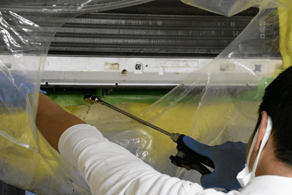 くらしのマーケット お掃除機能つきエアコンを高圧洗浄機で洗っている様子 ズーム