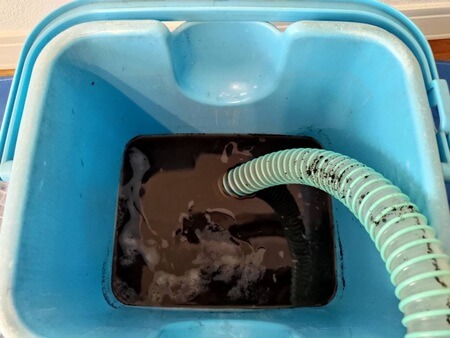 おそうじ本舗 エアコンクリーニング体験:リビングのエアコンの汚水