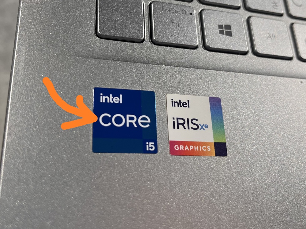 パソコンにintel core i5のステッカーが貼ってある写真