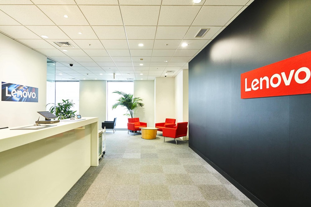 Lenovoのオフィスのエントランスの写真。オフィスの受付カウンターの前にlenovoと書いた看板が掛けられている。