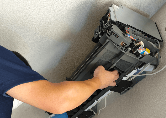 分解されたエアコンの様子