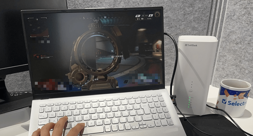 ホームルーター(ソフトバンクエアー)でApexのゲームプレイを試している様子の写真