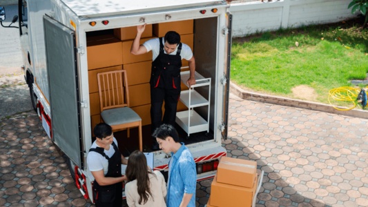 2026年春の引っ越しピークは3月28日！引っ越し前には電気・ガスの手続きも忘れずに。