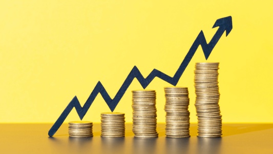 【2026年度最新】再エネ賦課金引き上げへ。世帯人数別の負担額は？いつから値上がり？どうやったら電気代は安くなる？