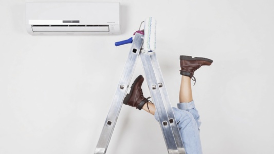 「自分でやれば0円」の落とし穴。エアコン掃除を自力で強行した人の“失敗談”【リアル体験談】