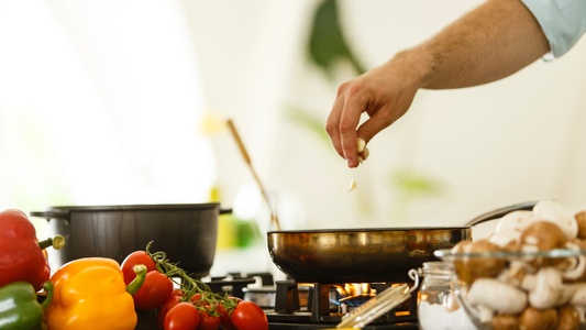 【2025年春版】一人暮らしのガス代の平均はいくら？季節・地域別データと節約方法を徹底解説